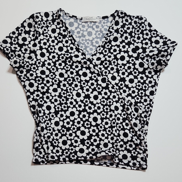 Rebellious Dreamer Black White Daisy Floral Ribbed Wrap Crop Top Women’s XL - Picture 1 of 5